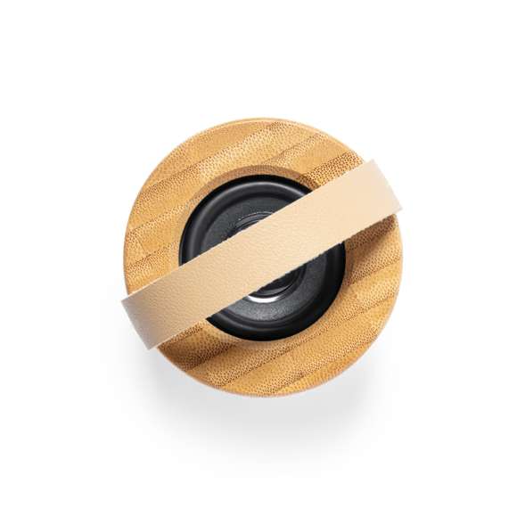 Altavoz Bluetooth® de tamaño compacto, con 3W de potencia y luz LED. Fabricado en bambú y ABS, con cinta de transporte en polipiel. Batería de litio de 300mAh, con cable de carga Tipo C incluido. Presentado en caja individual de diseño kraft, con manual de instrucciones en español e inglés.