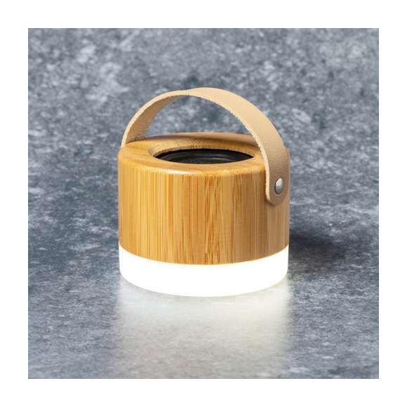 Altavoz Bluetooth® de tamaño compacto, con 3W de potencia y luz LED. Fabricado en bambú y ABS, con cinta de transporte en polipiel. Batería de litio de 300mAh, con cable de carga Tipo C incluido. Presentado en caja individual de diseño kraft, con manual de instrucciones en español e inglés.