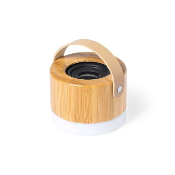 Altavoz Bluetooth® de tamaño compacto, con 3W de potencia y luz LED. Fabricado en bambú y ABS, con cinta de transporte en polipiel. Batería de litio de 300mAh, con cable de carga Tipo C incluido. Presentado en caja individual de diseño kraft, con manual de instrucciones en español e inglés.