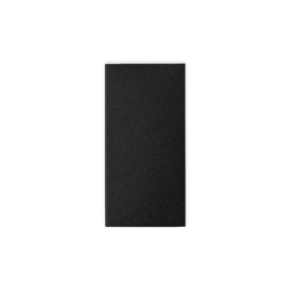Batería auxiliar externa de 4.000 mAh, fabricada en aluminio reciclado, con posibilidades de reciclaje casi infinitas, sin perder sus propiedades originales y consumiendo menos energía en este proceso. Con 2 salidas USB y conexión dual de entrada y salida Tipo C. Indicadores LED de estado de carga y cable de carga Tipo C incluido. Disponible en variada gama de colores y presentada en caja individual de diseño kraft, con manual de instrucciones en español e inglés.Entrada/Salida USB C: 5V DC 2.4VSalidas USB: 5V DC 2.4ALas capacidades mostradas en todas nuestras baterías auxiliares externas son reales, incorporando todas ellas baterías de grado A y no recicladas, con una vida útil de al menos 500 ciclos de carga y según normativa CE. Además, están fabricadas conforme a los estándares RoHS y en cumplimiento con los siguientes requisitos de seguridad:Sistema de protección contra sobrecarga del power bank. Sistema de protección contra descarga completa que proporciona una mayor durabilidad del power bank. Sistema de bloqueo para evitar cortocircuitos. Sistema de transferencia de carga constante, acorde con la capacidad del dispositivo de destino.