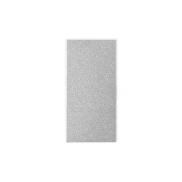 Batería auxiliar externa de 4.000 mAh, fabricada en aluminio reciclado, con posibilidades de reciclaje casi infinitas, sin perder sus propiedades originales y consumiendo menos energía en este proceso. Con 2 salidas USB y conexión dual de entrada y salida Tipo C. Indicadores LED de estado de carga y cable de carga Tipo C incluido. Disponible en variada gama de colores y presentada en caja individual de diseño kraft, con manual de instrucciones en español e inglés.Entrada/Salida USB C: 5V DC 2.4VSalidas USB: 5V DC 2.4ALas capacidades mostradas en todas nuestras baterías auxiliares externas son reales, incorporando todas ellas baterías de grado A y no recicladas, con una vida útil de al menos 500 ciclos de carga y según normativa CE. Además, están fabricadas conforme a los estándares RoHS y en cumplimiento con los siguientes requisitos de seguridad:Sistema de protección contra sobrecarga del power bank. Sistema de protección contra descarga completa que proporciona una mayor durabilidad del power bank. Sistema de bloqueo para evitar cortocircuitos. Sistema de transferencia de carga constante, acorde con la capacidad del dispositivo de destino.