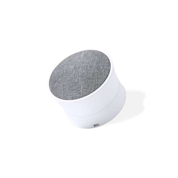  	Altavoz Bluetooth® de tamaño compacto y 3W de potencia. Combinación de cuerpo en ABS blanco con rejilla de poliéster en variada gama de colores. Batería de litio de 300mAh, con cable de carga Tipo C incluido. Presentado en caja individual de diseño kraft, con manual de instrucciones en español e inglés.