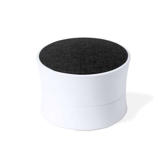  	Altavoz Bluetooth® de tamaño compacto y 3W de potencia. Combinación de cuerpo en ABS blanco con rejilla de poliéster en variada gama de colores. Batería de litio de 300mAh, con cable de carga Tipo C incluido. Presentado en caja individual de diseño kraft, con manual de instrucciones en español e inglés.