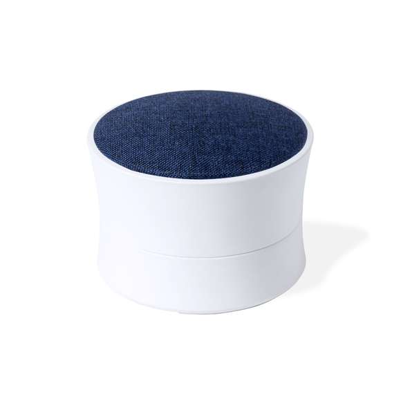  	Altavoz Bluetooth® de tamaño compacto y 3W de potencia. Combinación de cuerpo en ABS blanco con rejilla de poliéster en variada gama de colores. Batería de litio de 300mAh, con cable de carga Tipo C incluido. Presentado en caja individual de diseño kraft, con manual de instrucciones en español e inglés.