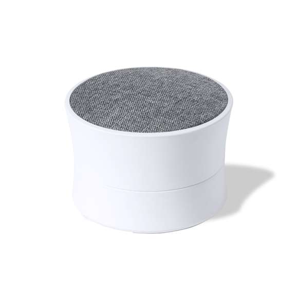  	Altavoz Bluetooth® de tamaño compacto y 3W de potencia. Combinación de cuerpo en ABS blanco con rejilla de poliéster en variada gama de colores. Batería de litio de 300mAh, con cable de carga Tipo C incluido. Presentado en caja individual de diseño kraft, con manual de instrucciones en español e inglés.