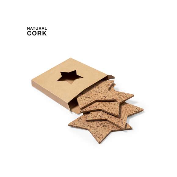 Set de 4 posavasos con forma de estrella fabricados en corcho natural. Set presentado en caja de diseño en cartón kraft con diseño de estrella troquelado.Elaborado con elementos vegetales para así fomentar la utilización de materias primas naturales y reducir las emisiones contaminantes.
