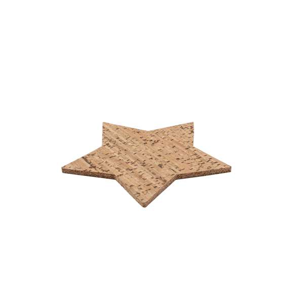 Set de 4 posavasos con forma de estrella fabricados en corcho natural. Set presentado en caja de diseño en cartón kraft con diseño de estrella troquelado.Elaborado con elementos vegetales para así fomentar la utilización de materias primas naturales y reducir las emisiones contaminantes.