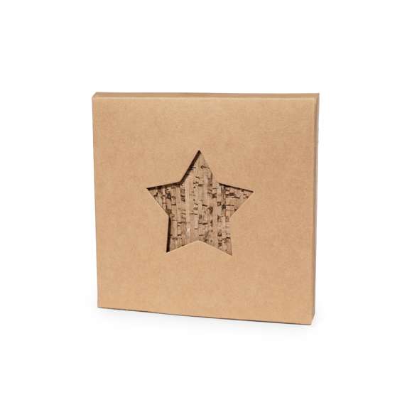 Set de 4 posavasos con forma de estrella fabricados en corcho natural. Set presentado en caja de diseño en cartón kraft con diseño de estrella troquelado.Elaborado con elementos vegetales para así fomentar la utilización de materias primas naturales y reducir las emisiones contaminantes.