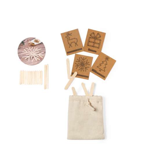 Original juego de habilidad que consiste en construir correctamente las figuras presentadas en las tarjetas visuales con las diferentes piezas del juego. Un divertido juego con el que fomentar la agilidad mental. Incluye 36 piezas de madera natural en diferentes tamaños para construir las figuras(8 largas y 28 cortas) y 4 divertidos diseños de estrellas con tarjetas visuales en cartón reciclado. Presentado en bolsa 100% algodón.Elaborado con elementos vegetales para así fomentar la utilización de materias primas naturales y reducir las emisiones contaminantes.