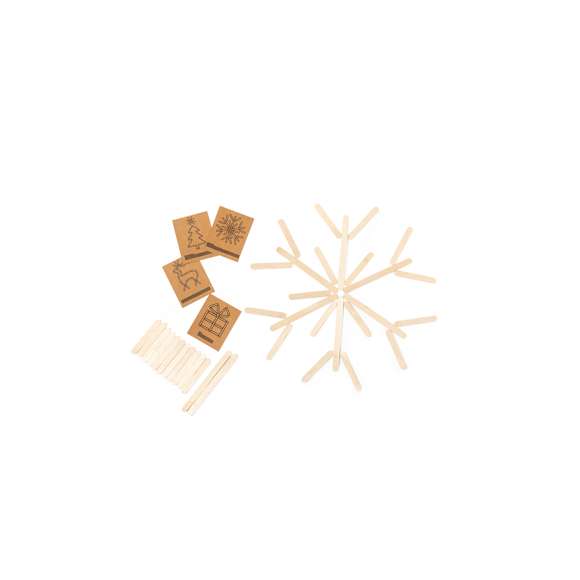 Original juego de habilidad que consiste en construir correctamente las figuras presentadas en las tarjetas visuales con las diferentes piezas del juego. Un divertido juego con el que fomentar la agilidad mental. Incluye 36 piezas de madera natural en diferentes tamaños para construir las figuras(8 largas y 28 cortas) y 4 divertidos diseños de estrellas con tarjetas visuales en cartón reciclado. Presentado en bolsa 100% algodón.Elaborado con elementos vegetales para así fomentar la utilización de materias primas naturales y reducir las emisiones contaminantes.