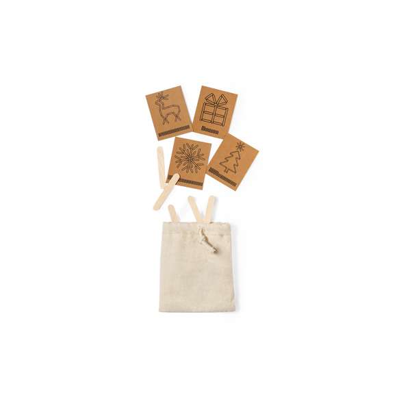 Original juego de habilidad que consiste en construir correctamente las figuras presentadas en las tarjetas visuales con las diferentes piezas del juego. Un divertido juego con el que fomentar la agilidad mental. Incluye 36 piezas de madera natural en diferentes tamaños para construir las figuras(8 largas y 28 cortas) y 4 divertidos diseños de estrellas con tarjetas visuales en cartón reciclado. Presentado en bolsa 100% algodón.Elaborado con elementos vegetales para así fomentar la utilización de materias primas naturales y reducir las emisiones contaminantes.