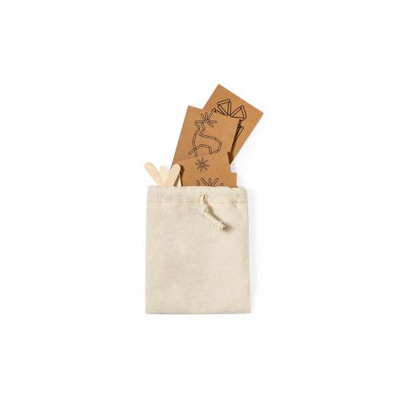 Original juego de habilidad que consiste en construir correctamente las figuras presentadas en las tarjetas visuales con las diferentes piezas del juego. Un divertido juego con el que fomentar la agilidad mental. Incluye 36 piezas de madera natural en diferentes tamaños para construir las figuras(8 largas y 28 cortas) y 4 divertidos diseños de estrellas con tarjetas visuales en cartón reciclado. Presentado en bolsa 100% algodón.Elaborado con elementos vegetales para así fomentar la utilización de materias primas naturales y reducir las emisiones contaminantes.