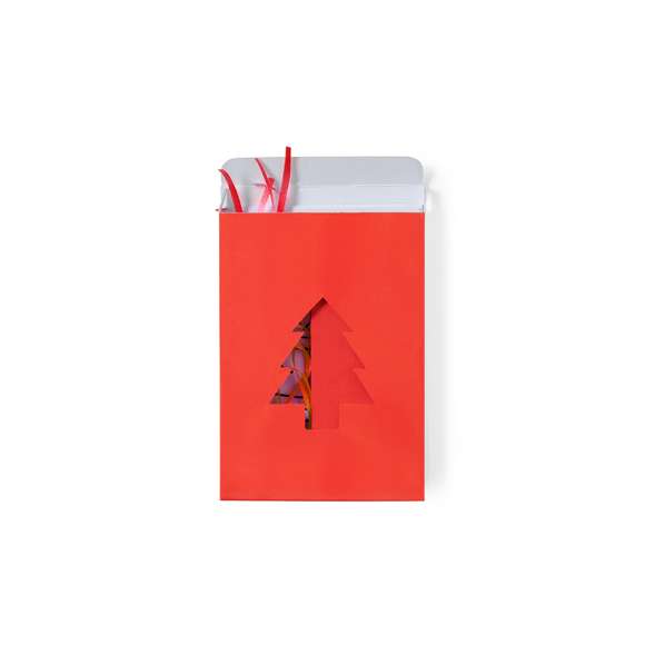 Set de adornos con 6 originales diseños navideños para colorear y decorar el árbol de navidad. Incluye 6 lápices de madera en diferentes colores. Fabricados en cartón y presentados en una bolsa reciclada.
