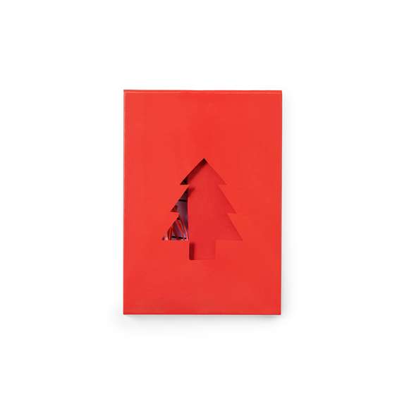 Set de adornos con 6 originales diseños navideños para colorear y decorar el árbol de navidad. Incluye 6 lápices de madera en diferentes colores. Fabricados en cartón y presentados en una bolsa reciclada.