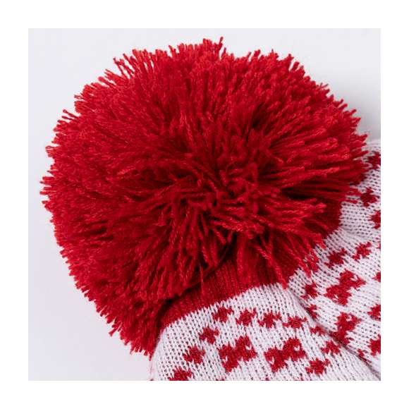 Original gorro con motivos navideños. Un regalo ideal para combatir el frío y agregar un toque de calidez y diversión a los looks más navideños. Fabricado en suave poliéster acrílico y pom pom a juego. Presentado en una bolsa individual reciclada. Cuenta con zona especial para el marcaje.