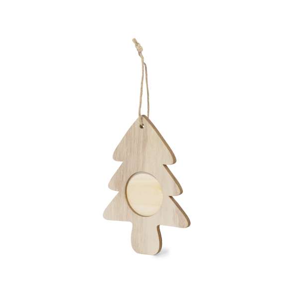 Elegantes adornos navideños con portafotos fabricados en suave madera. Incluye ventana para fotografías en tamaño 4x4 cm y accesorio para colgar en yute natural. Disponible en 3 originales diseños: Copo de Nieve, Árbol de Navidad y Estrella. Presentado en bolsa individual reciclada.Elaborado con elementos vegetales para así fomentar la utilización de materias primas naturales y reducir las emisiones contaminantes.