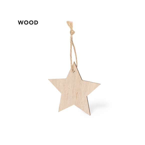 Elegante y moderno adorno navideño en suave madera natural. Incluye accesorio para colgar en yute natural y está disponible en cuatro diseños: Copo de Nieve, Bolsa de Navidad, Árbol y Estrella. Presentado en bolsa individual reciclada.Elaborado con elementos vegetales para así fomentar la utilización de materias primas naturales y reducir las emisiones contaminantes.