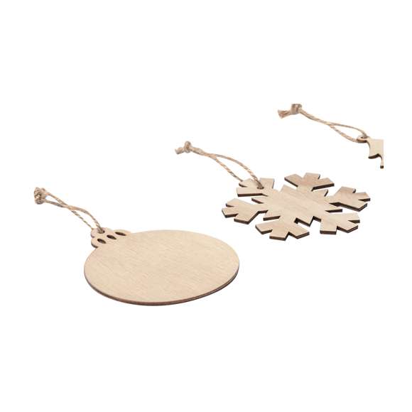 Elegante y moderno adorno navideño en suave madera natural. Incluye accesorio para colgar en yute natural y está disponible en cuatro diseños: Copo de Nieve, Bolsa de Navidad, Árbol y Estrella. Presentado en bolsa individual reciclada.Elaborado con elementos vegetales para así fomentar la utilización de materias primas naturales y reducir las emisiones contaminantes.