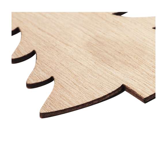 Elegante y moderno adorno navideño en suave madera natural. Incluye accesorio para colgar en yute natural y está disponible en cuatro diseños: Copo de Nieve, Bolsa de Navidad, Árbol y Estrella. Presentado en bolsa individual reciclada.Elaborado con elementos vegetales para así fomentar la utilización de materias primas naturales y reducir las emisiones contaminantes.