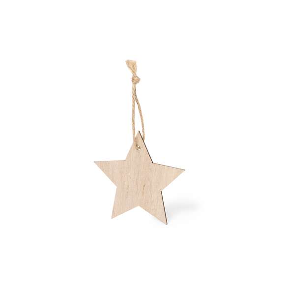 Elegante y moderno adorno navideño en suave madera natural. Incluye accesorio para colgar en yute natural y está disponible en cuatro diseños: Copo de Nieve, Bolsa de Navidad, Árbol y Estrella. Presentado en bolsa individual reciclada.Elaborado con elementos vegetales para así fomentar la utilización de materias primas naturales y reducir las emisiones contaminantes.