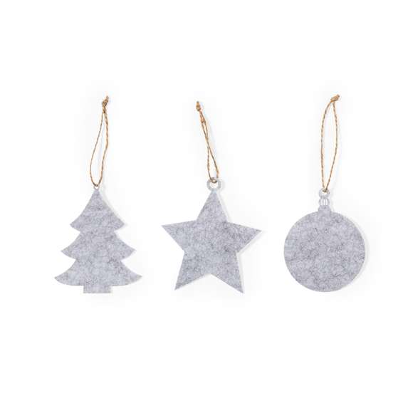 Set de adornos navideños de 3 piezas fabricadas en suave fieltro. Incluye en 3 diseños: Árbol de Navidad, Estrella y Bola Navideña. Todas las piezas incluyen colgador. Presentado en bolsa de papel reciclado.