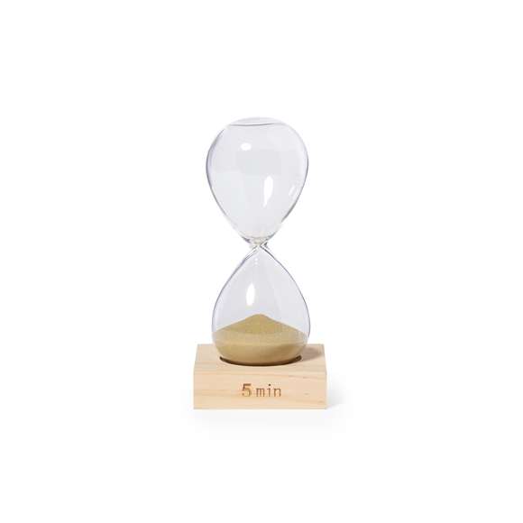 Reloj de arena de 5 minutos de duración. Fabricado en cristal de borosilicato, que ofrece una resistencia y durabilidad excepcionales, con base en madera de pino natural. Su elegante diseño y la arena en color natural lo convierten en un gadget decorativo y funcional, ideal para medir el tiempo. Presentado en una caja individual de diseño kraft.