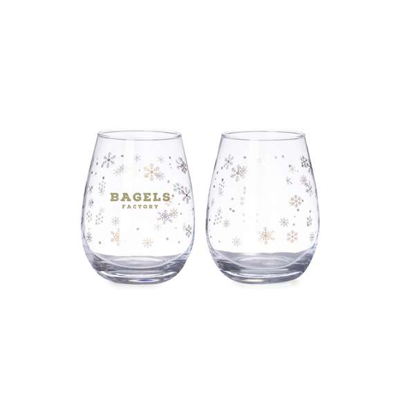 Set de 2 vasos con original diseño de copos de nieve y 500ml de capacidad. Fabricados en cristal, con área de marcaje especial en el frontal. Presentado en caja de diseño en color negro con ilustración en color dorado.
