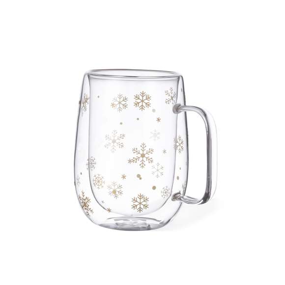 Taza térmica de doble pared y 400 ml de capacidad. Con original diseño de copos de nieve y área de marcaje especial en el frontal. Fabricada en cristal de borosilicato, que ofrece una resistencia y durabilidad excepcionales, alargando su vida útil y pudiendo ser reutilizada infinidad de veces.Presentada en caja de diseño en color negro con ilustración en color dorado.