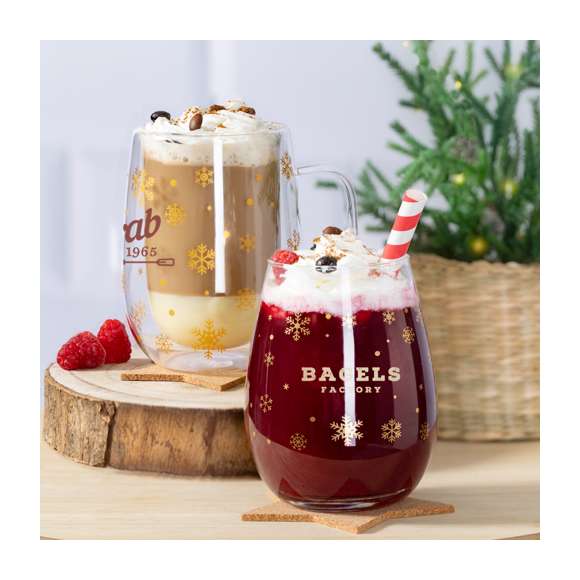 Taza térmica de doble pared y 400 ml de capacidad. Con original diseño de copos de nieve y área de marcaje especial en el frontal. Fabricada en cristal de borosilicato, que ofrece una resistencia y durabilidad excepcionales, alargando su vida útil y pudiendo ser reutilizada infinidad de veces.Presentada en caja de diseño en color negro con ilustración en color dorado.