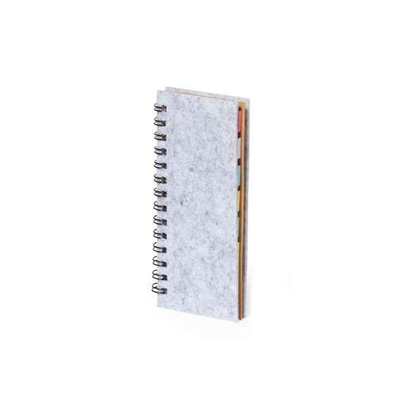 Bloc de notas fabricado en suave fieltro RPET. Con distintivo RPET en portada. Incluye:Bloc de anillas de 30 hojas blancas con disposición a una raya y distintivo reciclado por ambas caras.25 notas adhesivas medianas.125 mininotas adhesivas en varios colores.Presentado en bolsa individual reciclada.