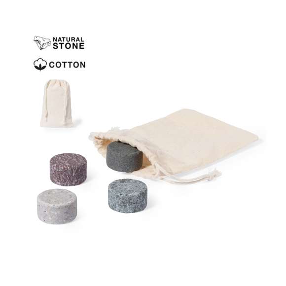 Set de 4 cubitos reutilizables. Fabricados en granito, mantieniendo la bebida fría sin alterar sus propiedades al no diluir su contenido en agua, además de mantener el sabor original de la misma. Presentados en funda de algodón con cordón de cierre.