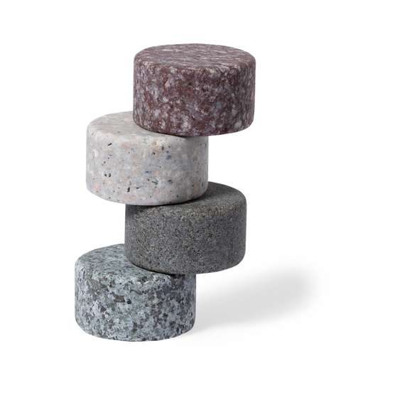 Set de 4 cubitos reutilizables. Fabricados en granito, mantieniendo la bebida fría sin alterar sus propiedades al no diluir su contenido en agua, además de mantener el sabor original de la misma. Presentados en funda de algodón con cordón de cierre.