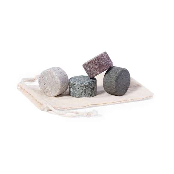 Set de 4 cubitos reutilizables. Fabricados en granito, mantieniendo la bebida fría sin alterar sus propiedades al no diluir su contenido en agua, además de mantener el sabor original de la misma. Presentados en funda de algodón con cordón de cierre.