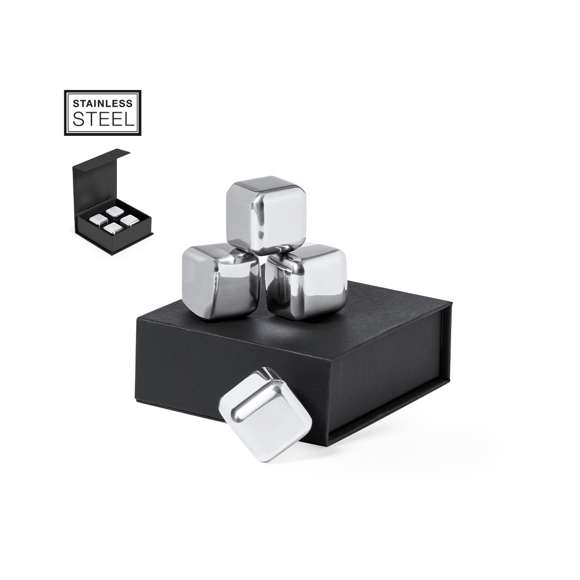 Set de 4 cubitos reutilizables. Fabricados en acero inoxidable, manteniendo la bebida fría sin alterar sus propiedades al no diluir su contenido en agua, además de mantener el sabor original de la misma. Presentados en elegante estuche color negro con interior troquelado.