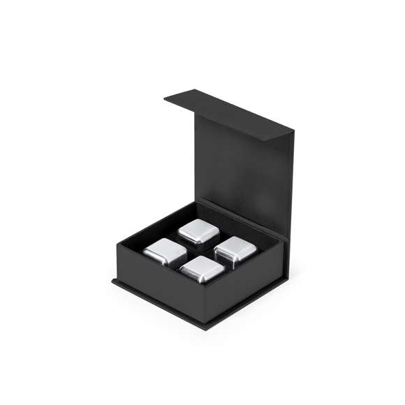 Set de 4 cubitos reutilizables. Fabricados en acero inoxidable, manteniendo la bebida fría sin alterar sus propiedades al no diluir su contenido en agua, además de mantener el sabor original de la misma. Presentados en elegante estuche color negro con interior troquelado.