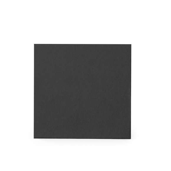 Set de 4 cubitos reutilizables. Fabricados en acero inoxidable, manteniendo la bebida fría sin alterar sus propiedades al no diluir su contenido en agua, además de mantener el sabor original de la misma. Presentados en elegante estuche color negro con interior troquelado.