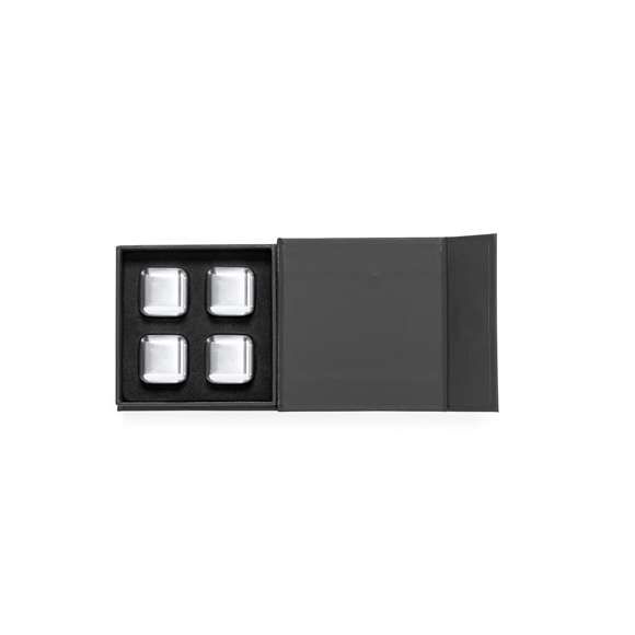 Set de 4 cubitos reutilizables. Fabricados en acero inoxidable, manteniendo la bebida fría sin alterar sus propiedades al no diluir su contenido en agua, además de mantener el sabor original de la misma. Presentados en elegante estuche color negro con interior troquelado.