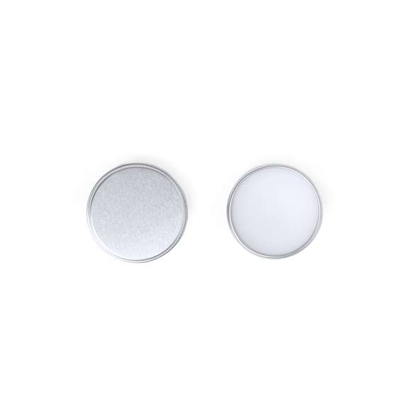 Bálsamo labial vegano dermatológicamente testado. Una alternativa 100% natural y de origen vegetal. Con aroma vainilla y protección SPF15. En tarrito de aluminio con tapa a rosca y acabado metalizado.