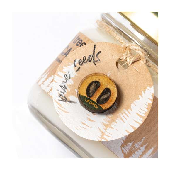 Ecológica vela con aroma a pino. Incluye tarjeta exclusiva con cápsula de semillas de pino. Un respetuoso y sorprendente regalo con el que fomentar y promover el cuidado del medio ambiente. Fabricada en cristal, con tapón de metal. Presentada en atractiva caja de diseño kraft.