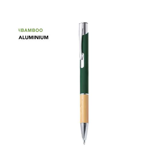 Elegante bolígrafo de línea nature y mecanismo pulsador. Cuerpo en resistente aluminio de acabado goma y empuñadura en bambú, con la caña en una amplia gama de distintivos colores. Clip metálico, con mecanismo pulsador y en tinta azul. Presentado en bolsa individual reciclada.