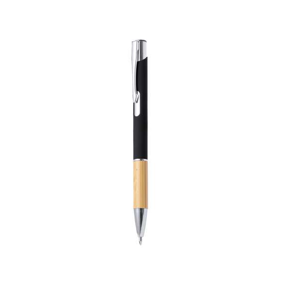 Elegante bolígrafo de línea nature y mecanismo pulsador. Cuerpo en resistente aluminio de acabado goma y empuñadura en bambú, con la caña en una amplia gama de distintivos colores. Clip metálico, con mecanismo pulsador y en tinta azul. Presentado en bolsa individual reciclada.