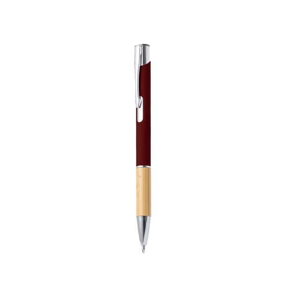 Elegante bolígrafo de línea nature y mecanismo pulsador. Cuerpo en resistente aluminio de acabado goma y empuñadura en bambú, con la caña en una amplia gama de distintivos colores. Clip metálico, con mecanismo pulsador y en tinta azul. Presentado en bolsa individual reciclada.