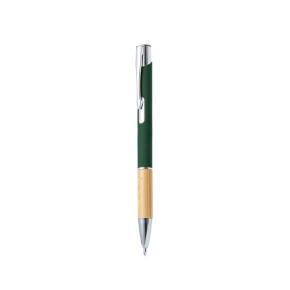 Elegante bolígrafo de línea nature y mecanismo pulsador. Cuerpo en resistente aluminio de acabado goma y empuñadura en bambú, con la caña en una amplia gama de distintivos colores. Clip metálico, con mecanismo pulsador y en tinta azul. Presentado en bolsa individual reciclada.