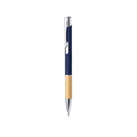 Elegante bolígrafo de línea nature y mecanismo pulsador. Cuerpo en resistente aluminio de acabado goma y empuñadura en bambú, con la caña en una amplia gama de distintivos colores. Clip metálico, con mecanismo pulsador y en tinta azul. Presentado en bolsa individual reciclada.