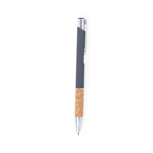 Elegante bolígrafo de línea nature y mecanismo pulsador. Cuerpo en resistente aluminio de acabado goma y empuñadura en corcho, con la caña en una amplia gama de distintivos colores. Clip metálico, con pulsador retráctil y en tinta azul. Presentado en bolsa individual reciclada.Elaborado con elementos vegetales para así fomentar la utilización de materias primas naturales y reducir las emisiones contaminantes.