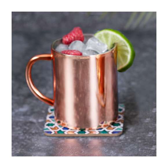 Taza de 280 ml de capacidad en acero inox de doble pared con recubrimiento exterior de cobre galvanizado. Innovador diseño con acabado brillo. Presentada en exclusiva caja individual de diseño negra.