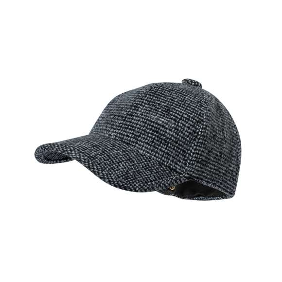 Gorra fabricada en poliéster de alta calidad. Con distinguido tacto exterior de tela de hilos gruesos y cálido interior que ofrece una gran comodidad térmica. Adaptable gracias a su cierre de hebilla color bronce.