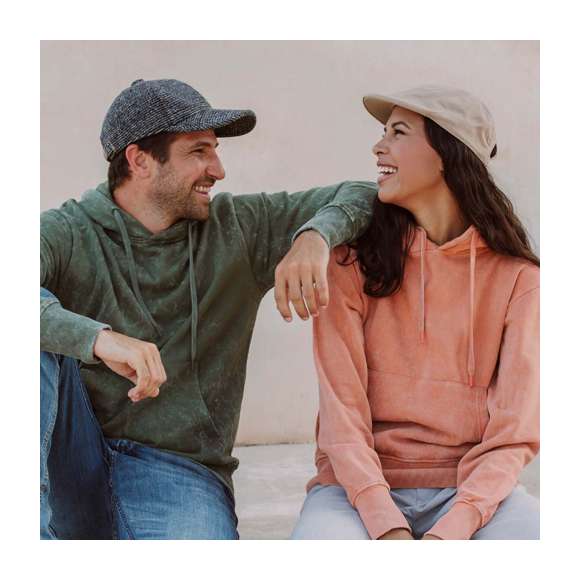 Gorra fabricada en poliéster de alta calidad. Con distinguido tacto exterior de tela de hilos gruesos y cálido interior que ofrece una gran comodidad térmica. Adaptable gracias a su cierre de hebilla color bronce.