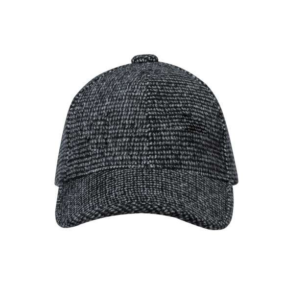 Gorra fabricada en poliéster de alta calidad. Con distinguido tacto exterior de tela de hilos gruesos y cálido interior que ofrece una gran comodidad térmica. Adaptable gracias a su cierre de hebilla color bronce.
