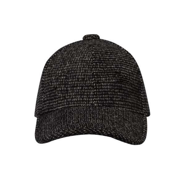 Gorra fabricada en poliéster de alta calidad. Con distinguido tacto exterior de tela de hilos gruesos y cálido interior que ofrece una gran comodidad térmica. Adaptable gracias a su cierre de hebilla color bronce.